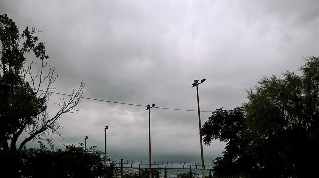 Τοπικές βροχές και σποραδικές καταιγίδες αύριο κυρίως στα βορειοανατολικά, με πτώση της θερμοκρασίας και ανέμους έως 7 Μποφόρ