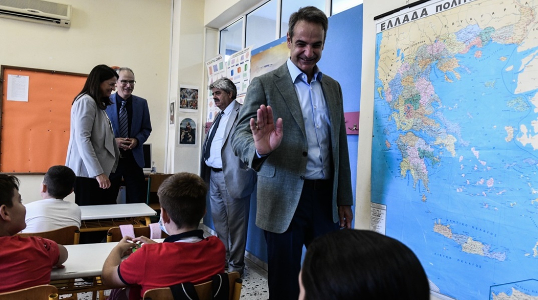 Σχολεία: Ο Κυριάκος Μητσοτάκης στον αγιασμό σχολείου στη Δραπετσώνα προτάσσει το χέρι του σε μαθητή