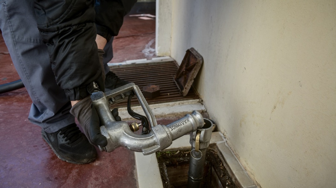 Επίδομα θέρμανσης: Χέρι σε καλοριφέρ όπου υπάρχουν χρήματα