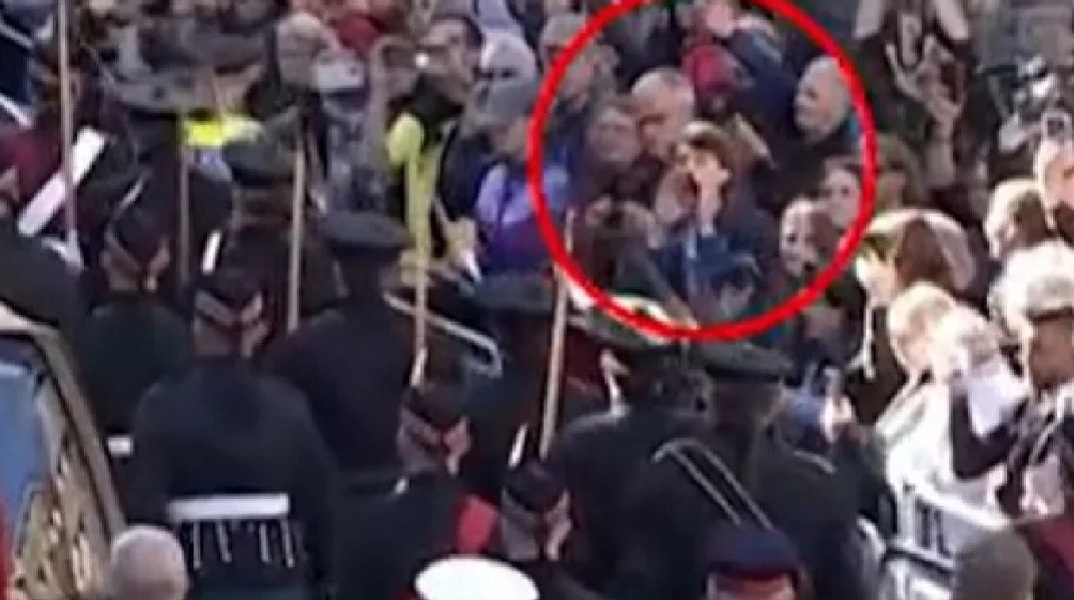 Άνδρας φωνάζει στον πρίγκιπα Άντριου στη νεκρική πομπή της Ελισάβετ στο Εδιμβούργο