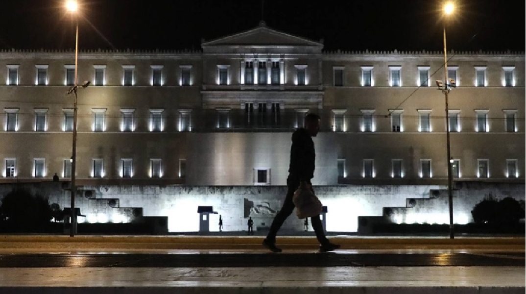 Με λιγότερα φώτα η Βουλή τη νύχτα λόγω ενεργειακής κρίσης