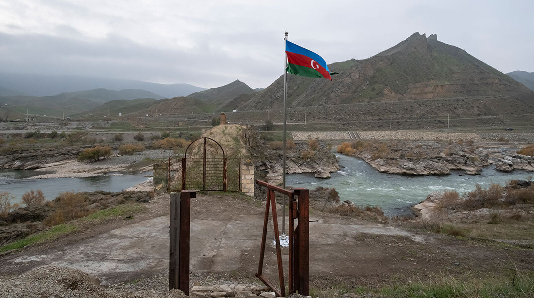 Σημαία του Αζερμπαϊτζάν κυματίζει σε γέφυρα ποταμού στο Ναγκόρνο Καραμπάχ