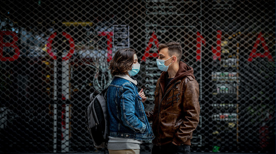 Νεαροί με μάσκα για τον κορωνοϊό στο κέντρο της Αθήνας