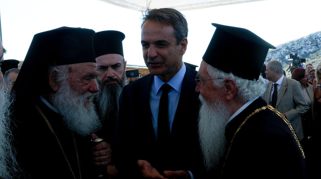 Ο πρωθυπουργός Κυριάκος Μητσοτάκης και ο αρχιεπίσκοπος Ιερώνυμος στη συμφωνία για το Σχιστό