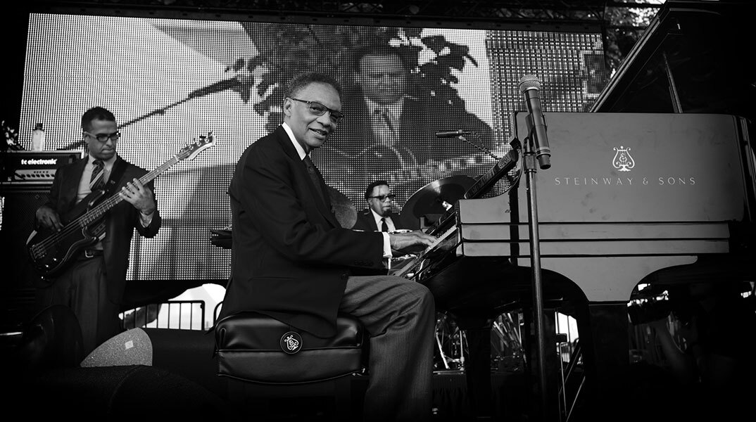 Ο Ράμσεϊ Λιούις επί σκηνής