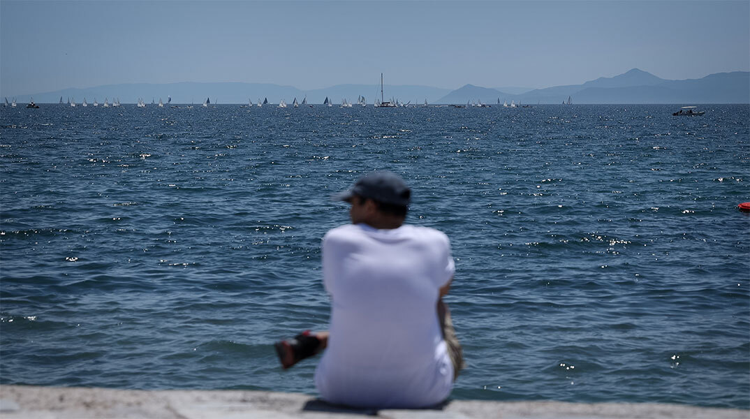 Άνθρωπος δίπλα στη θάλασσα