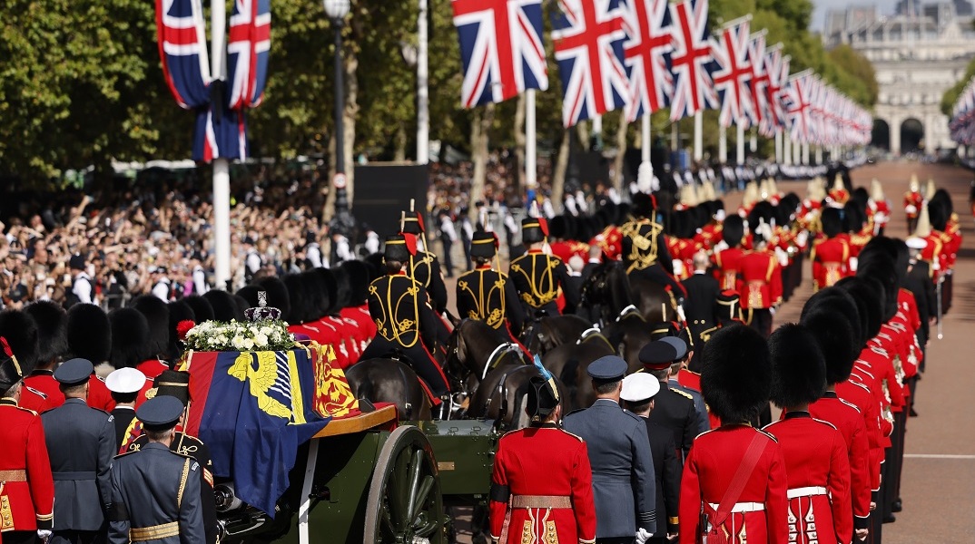 Το φέρετρο με τη σορό της βασίλισσας Ελισάβετ, συνοδεία της βασιλικής φρουράς, στο Λονδίνο