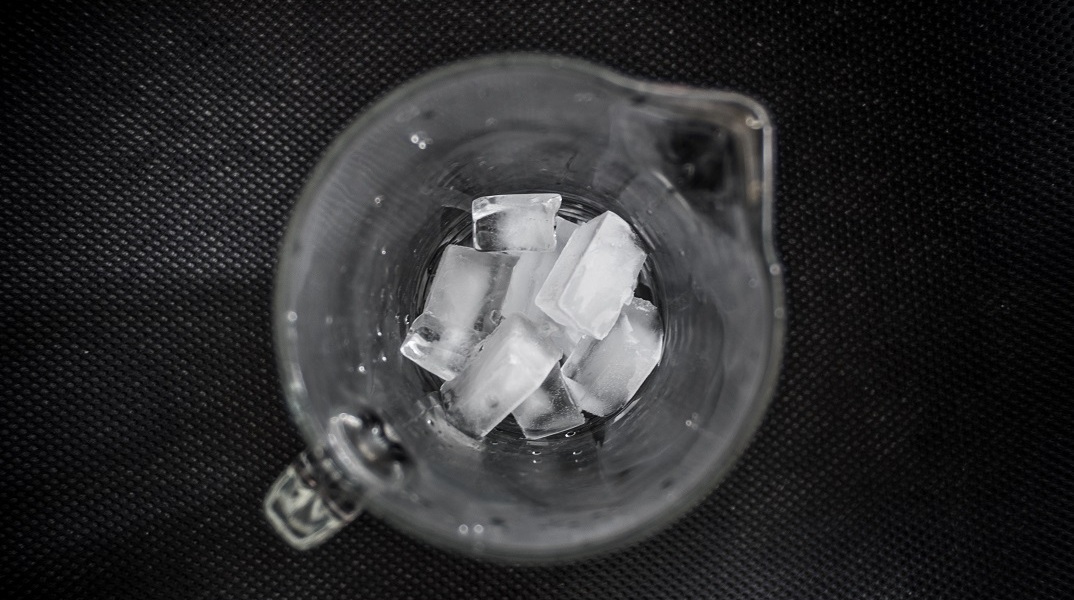 Εστιατόριο στη Θεσσαλονίκη χρέωσε 1 ευρώ τον πάγο στο ποτό