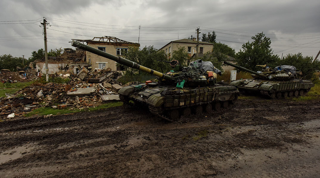 Ουκρανικά άρματα μάχης προελαύνουν στο Χάρκοβο μετά τη ρωσική υποχώρηση
