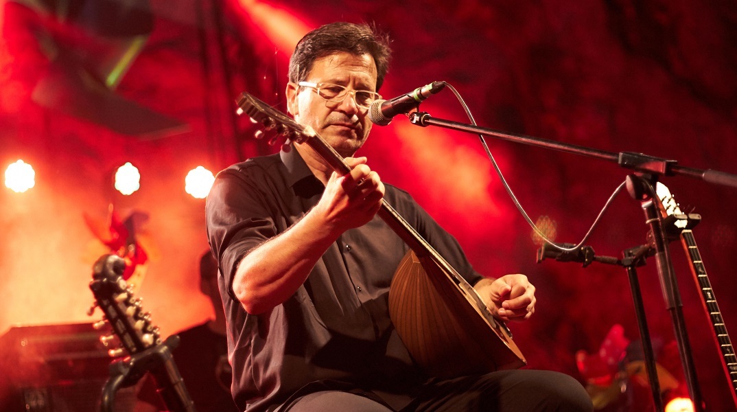 Ο Θανάσης Παπακωνσταντίνου διαψεύδει την ΕΛΑΣ για τα χημικά στη συναυλία του