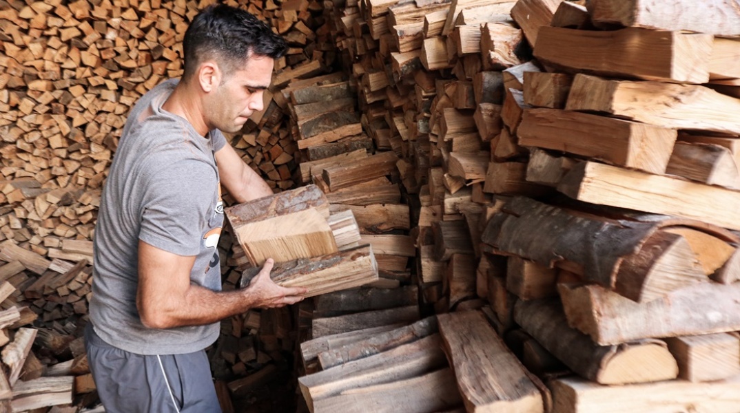 Tα καυσόξυλα και τα πέλετ ξύλου παραμένουν σε υψηλά επίπεδα σε σχέση με τις τιμές που ίσχυαν πριν ξεσπάσει η ενεργειακή κρίση