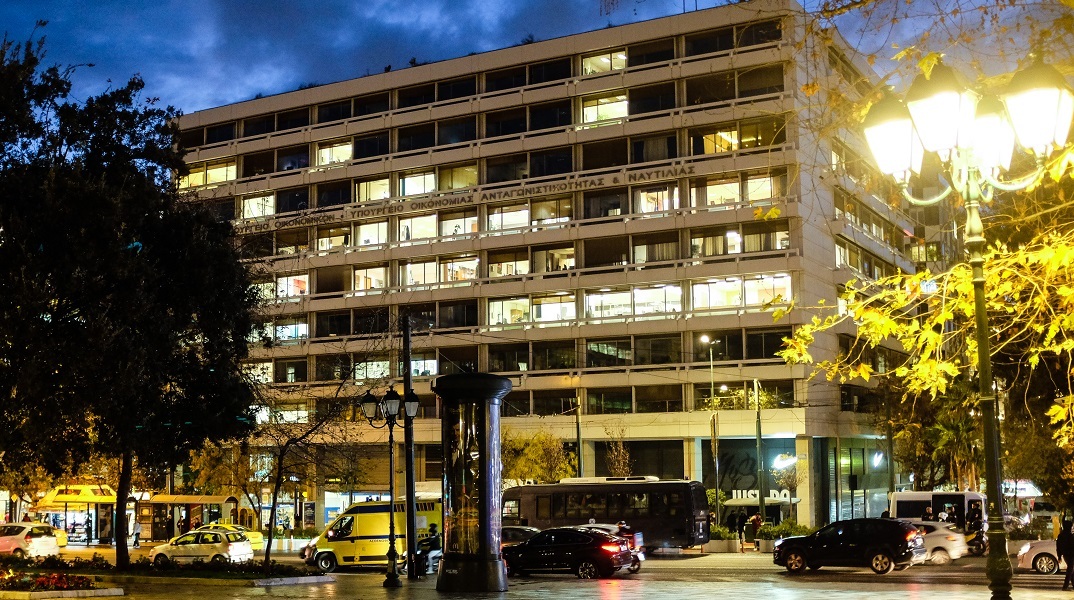 ΥΠΟΙΚ: 23,5 δισ. ευρώ το 2023 και μόνιμο δημοσιονομικό κόστος 10 δισ. ευρώ τα μέτρα Τσίπρα