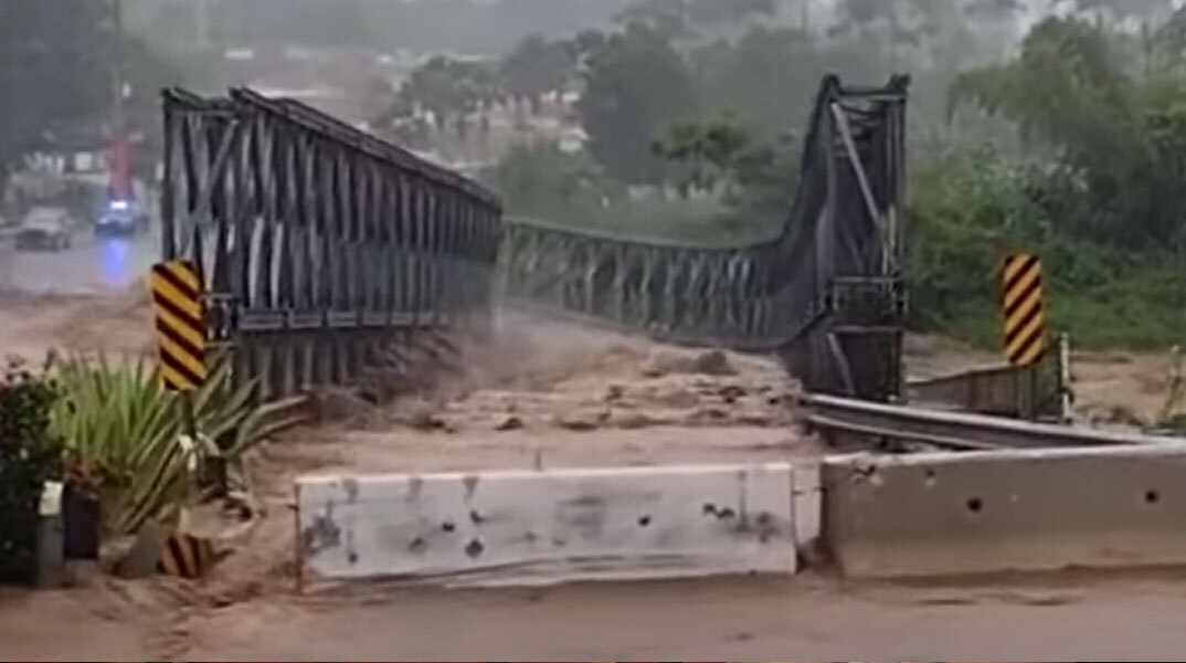 Η μεταλλική γέφυρα έχει αρχίσει να καταρρέει, καθώς ο κυκλώνας Φιόνα σαρώνει το Πουέρτο Ρίκο