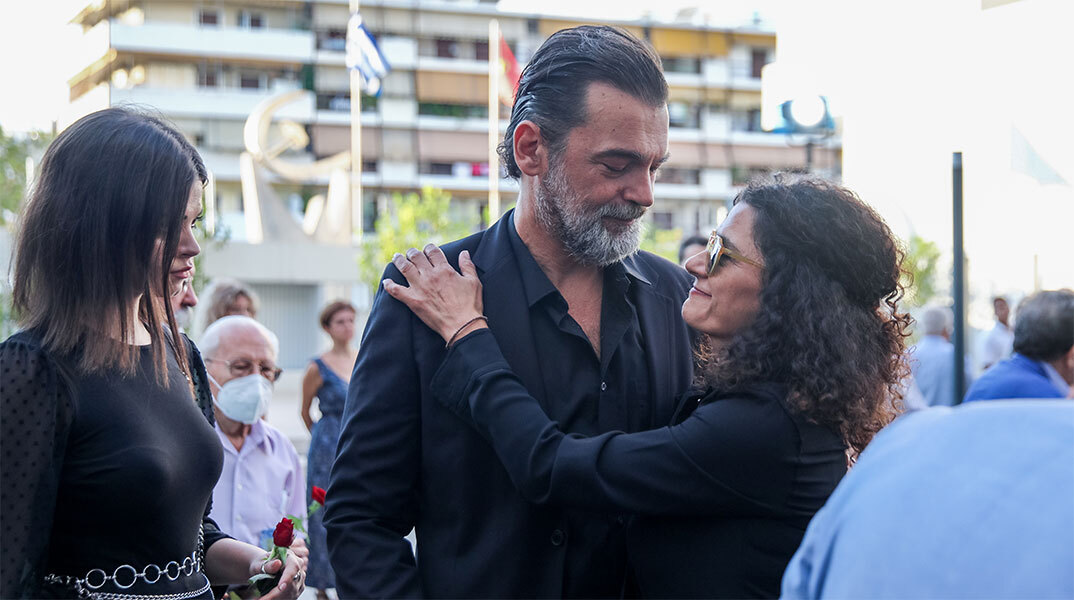 Η οικογένεια του Κώστα Καζάκου στην αποχαιρετιστήρια τελετή στον Περισσό