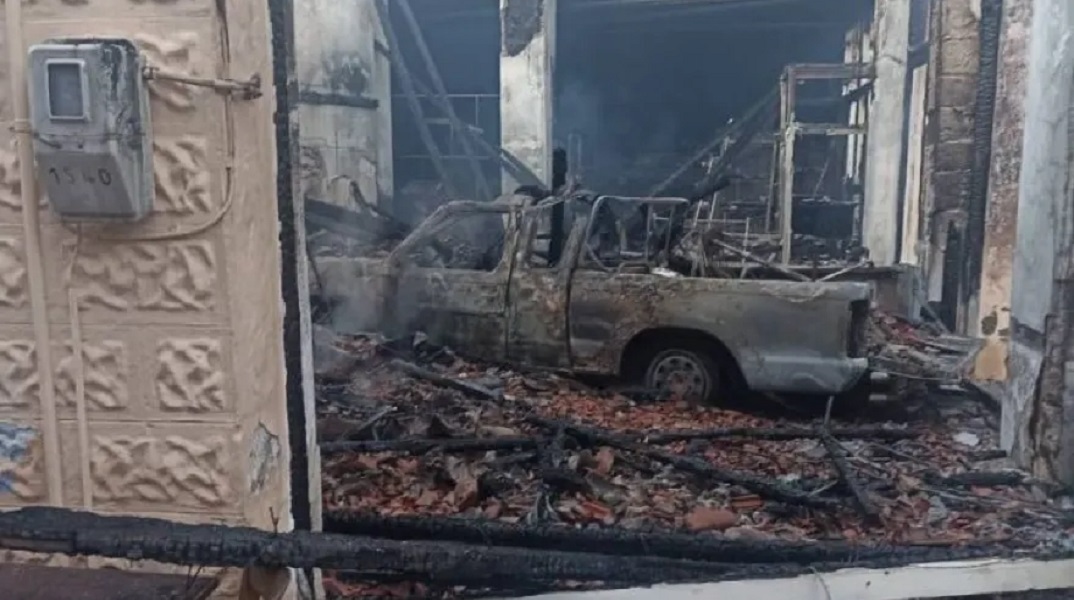 Μπήκε με το αμάξι στο κατάστημα του αδερφού του, έβαλε φωτιά και κάηκε