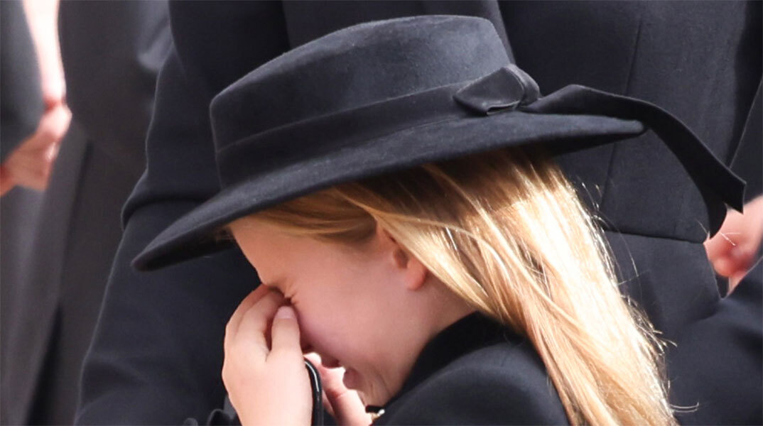 Κηδεία βασίλισσας Ελισάβετ: Η στιγμή που η 7χρονη πριγκίπισσα Σάρλοτ ξεσπά σε κλάματα 