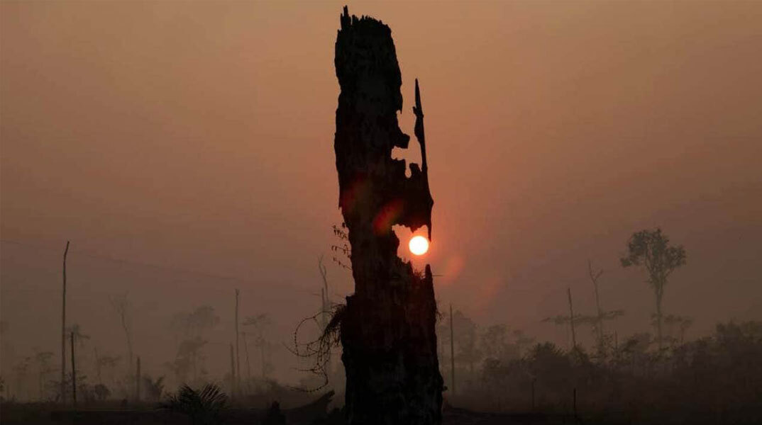 Ο ήλιος δύει σε καμένη γη στον Αμαζόνιο