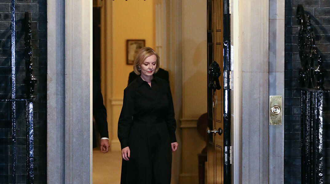 Η πρωθυπουργός της Βρετανίας Λιζ Τρας, στα μαύρα ντυμένη, βγαίνει από την Ντάουνινγκ Στριτ στο Λονδίνο