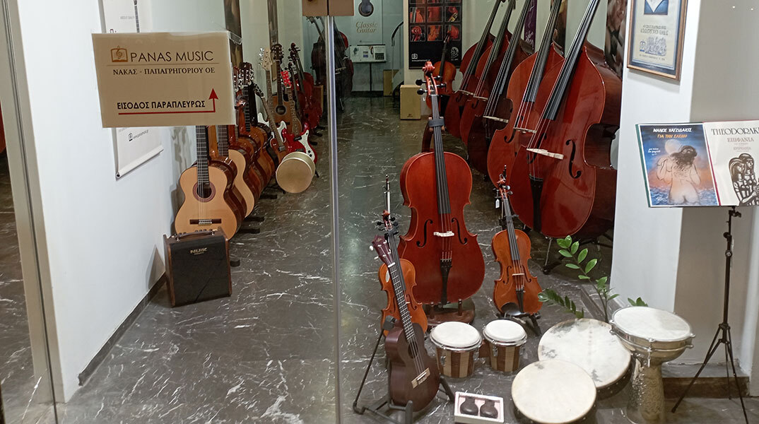Μουσικά όργανα σε βιτρίνα στο κατάστημα Panas Music