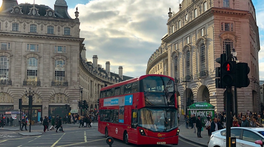 Πλαφόν στις τιμές ρεύματος και φυσικού αερίου για τις επιχειρήσεις στη Βρετανία