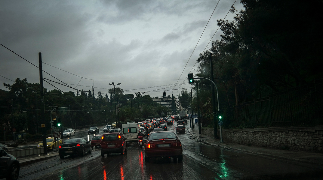 Κίνηση και βροχή στο κέντρο της Αθήνας