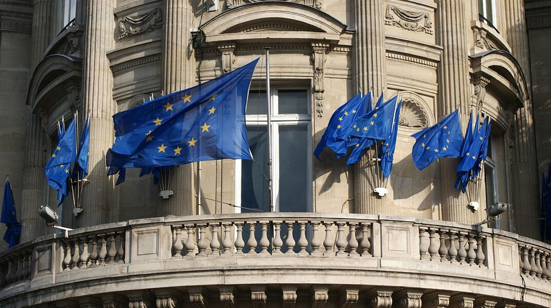 Σημαίες της Ευρωπαϊκής Ένωσης κυματίζουν σε μπαλκόνι