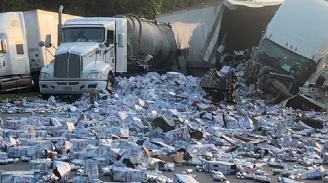 ΗΠΑ: Χιλιάδες κουτιά μπύρας έκλεισαν αυτοκινητόδρομο στη Φλόριντα μετά απο σύγκρουση