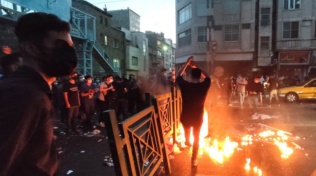 Στους 17 ανεβαίνουν οι νεκροί στο Ιράν - Συνεχίζονται οι διαδηλώσεις για τον θάνατο της Μαχσά Αμινί