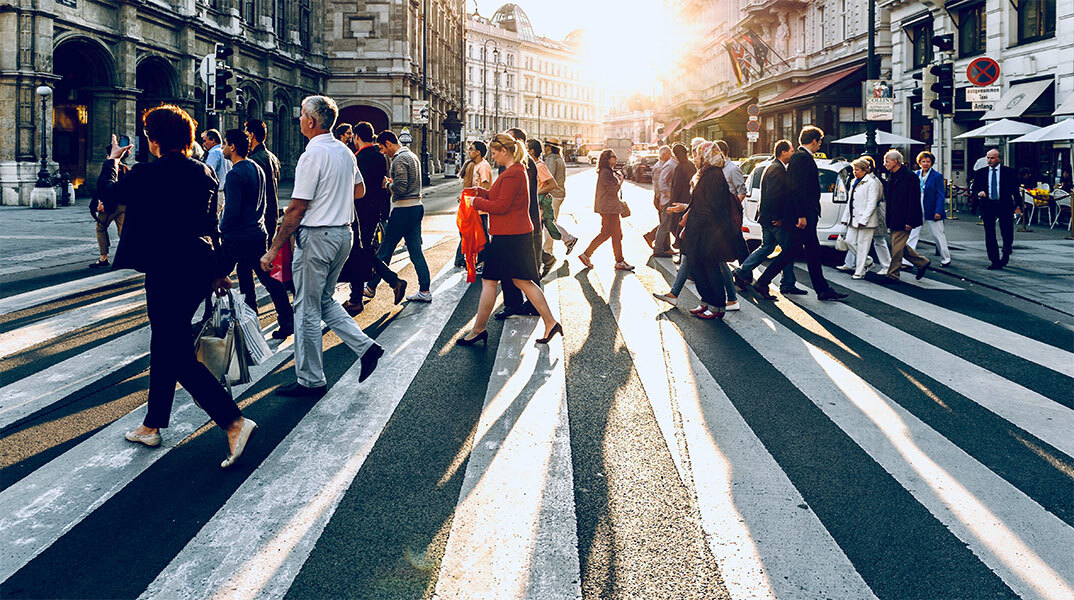 Πολίτες περπατούν στον δρόμο