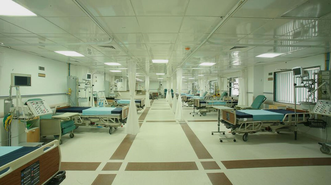 Κρεβάτια σε νοσοκομείο για ασθενείς με κορωνοϊό