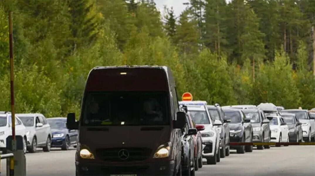 Ουρές χιλιομέτρων στις οδικές συνοριακές διαβάσεις της Ρωσίας