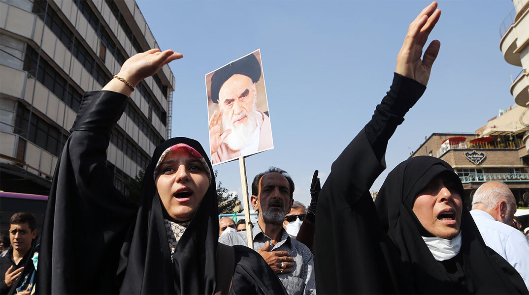 Χιλιάδες άνθρωποι διαδήλωσαν υπέρ της μαντίλας στο Ιράν