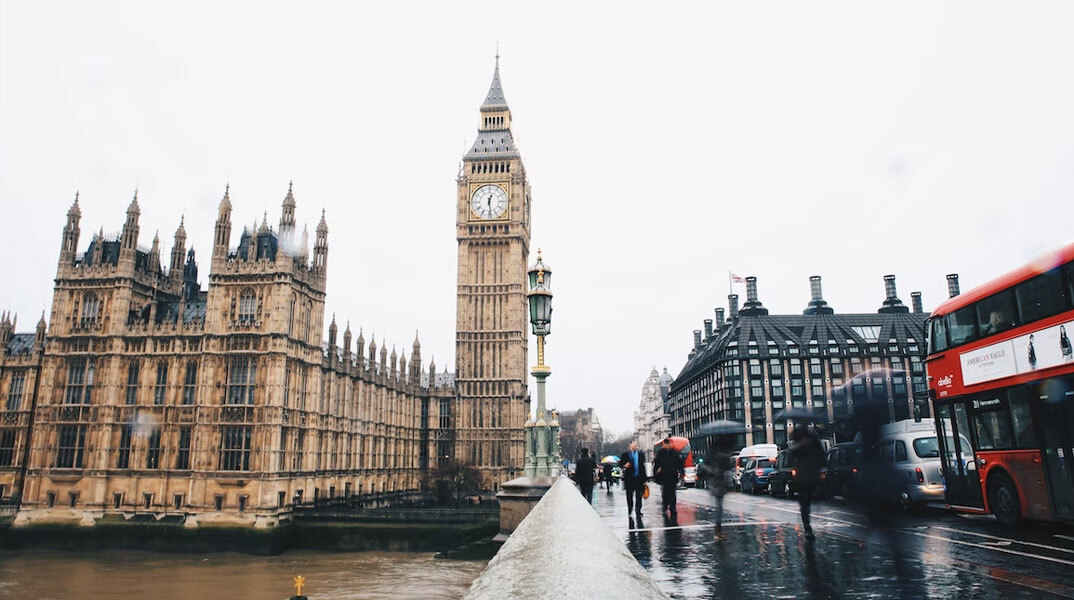 Η Βρετανία καταργεί φορολογικούς συντελεστές για να προσελκύσει επενδύσεις