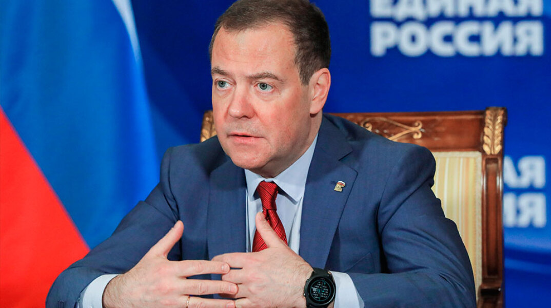 Ρωσία: Ο ιστότοπος «Proekt» ανακάλυψε ότι ο πρώην πρόεδρος Ντμίτρι Μεντβέντεφ διαθέτει θαλαμηγό μήκους 74 μέτρων και αξίας 100 εκ. δολαρίων	