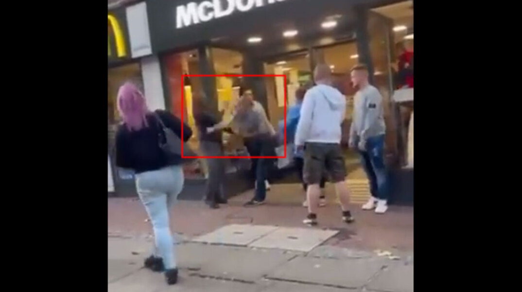 Έπεσε ξύλο έξω από ταχυφαγείο στην Αγγλία