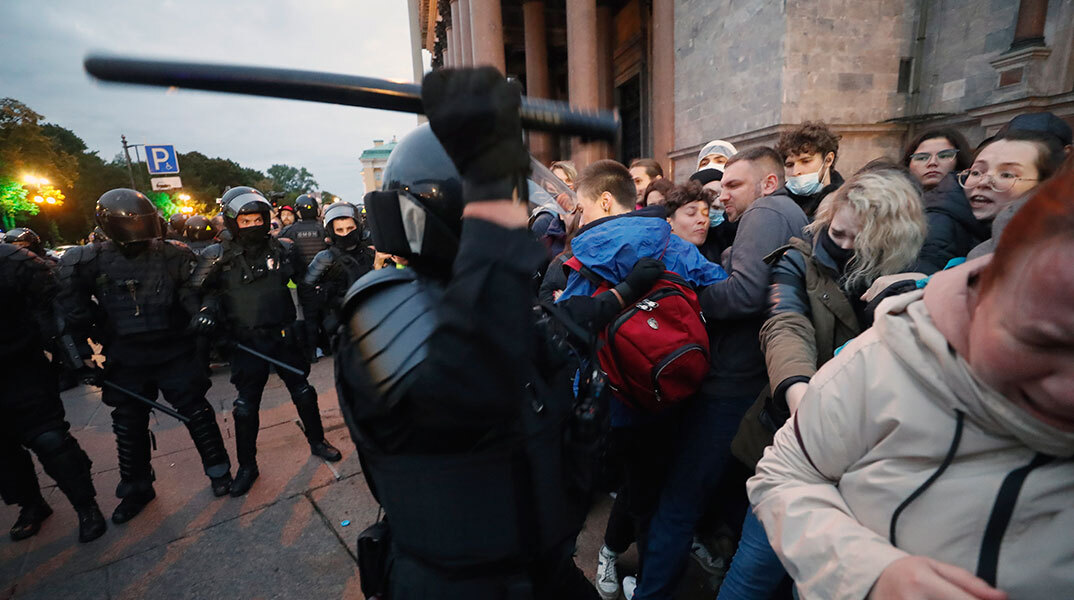 Ρώσος αστυνομικός χτυπά νεαρό σε διαδήλωση στην Αγία Πετρούπολη κατά της μερικής επιστράτευσης για τον πόλεμο στην Ουκρανία