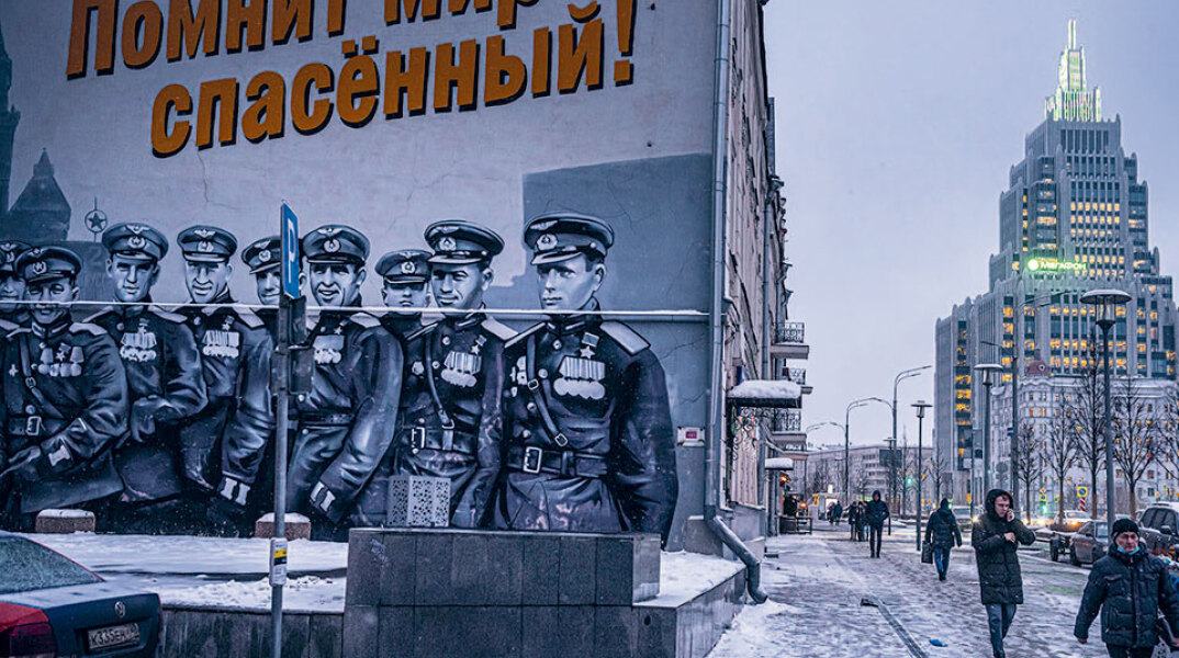 Eπιστράτευσαν ηλικιωμένους, ασθενείς και... μαίες