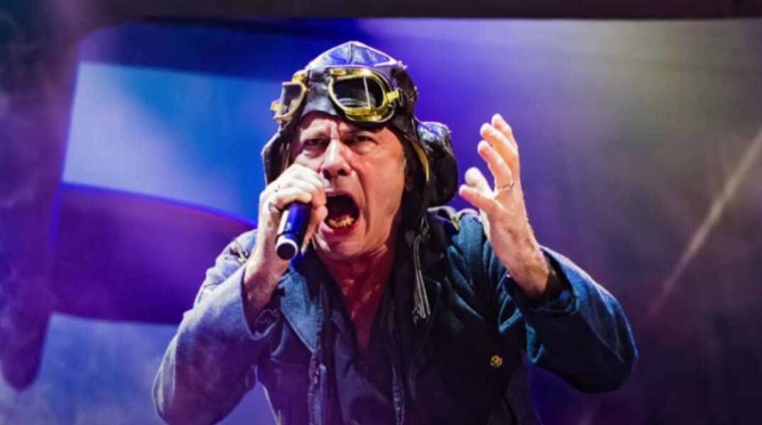 Iron Maiden: Ο Bruce Dickinson «βουτάει» από τα μαλλιά εισβολέα στη σκηνή