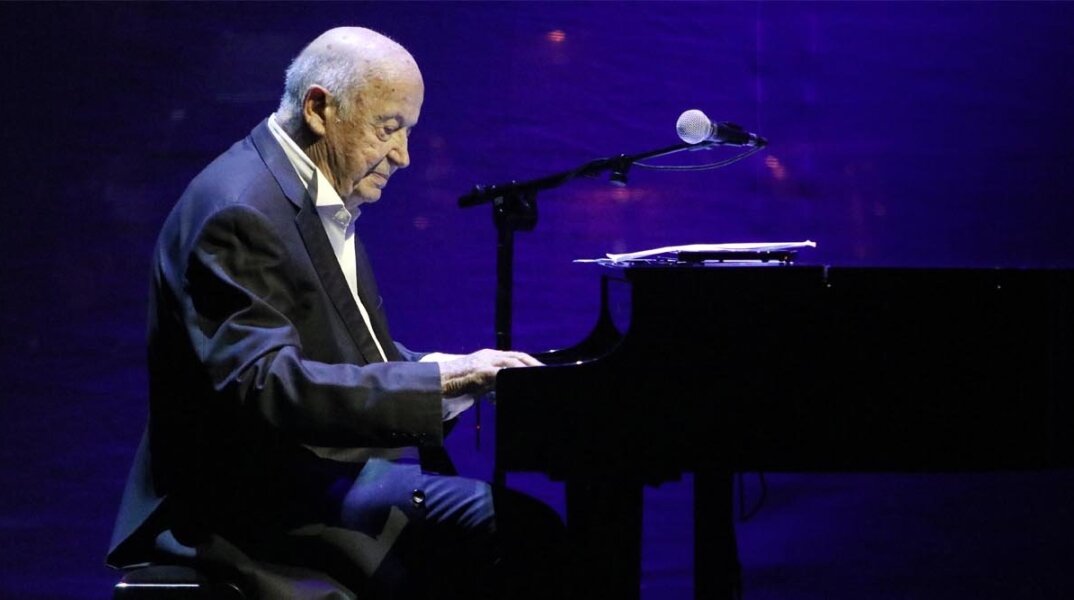 «Ένας ουρανός μ’ αστέρια»: Ο Πλέσσας στα 97 του παίζει στο πιάνο ένα από τα κλασικά του και συγκλονίζει