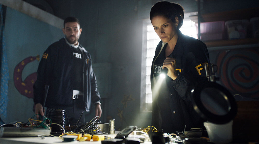 Σκηνή από τη σειρά «FBI» που προβάλλεται στην COSMOTE TV
