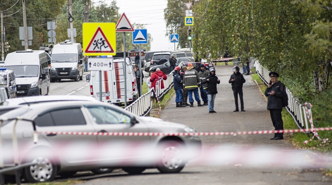 Μπλουζάκι με σβάστικα φορούσε ο ένοπλος που σκότωσε 13 ανθρώπους στη Ρωσία