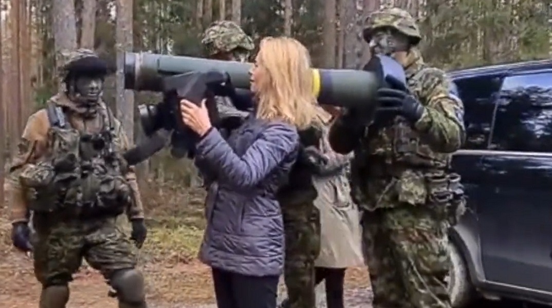 H πρωθυπουργός της Εσθονίας επιθεώρησε τον αντιαρματικό πύραυλο Javelin (video)