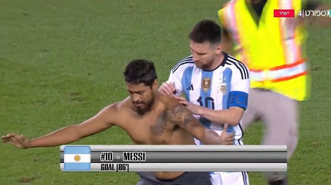 Ο Μέσι πήγε να υπογράψει στην πλάτη «εισβολέα» οπαδού (video)