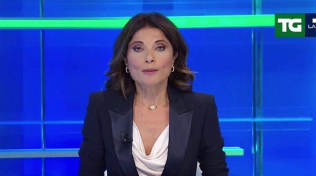 Η Μπιάνκα Κατερίνα Μπιτζάρι παρουσιάζει το μεσημβρινό δελτίο ειδήσεων του Lα7