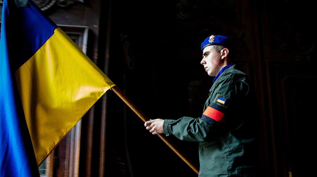 Ουκρανός στρατιώτης κρατά την ουκρανική σημαία