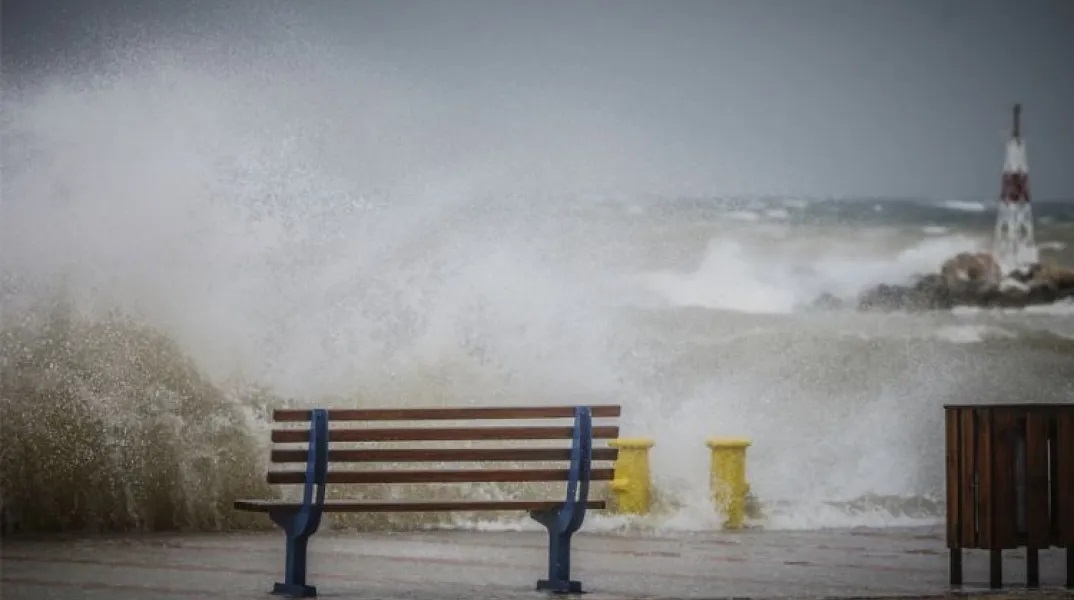 Προειδοποίηση Αρναούτογλου για ισχυρούς ανέμους: «Μην παρκάρετε κάτω από δέντρα»