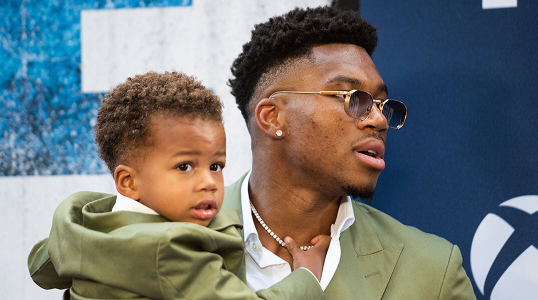 Ο Γιάννης Αντετοκούνμπο με τον γιο του