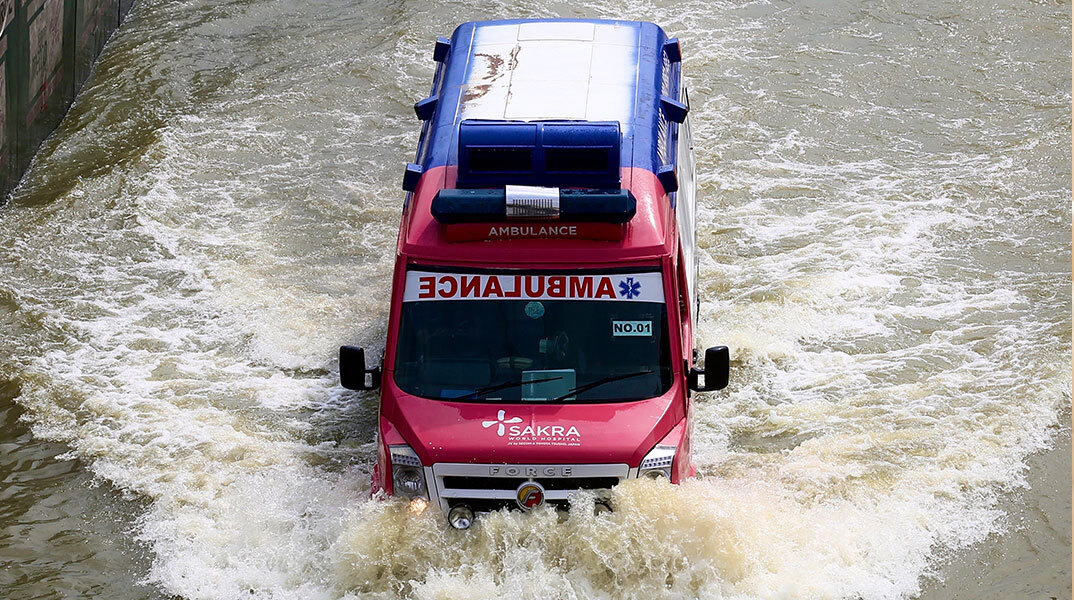 Ασθενοφόρο στην Ινδία διασχίζει πλημμυρισμένο δρόμο