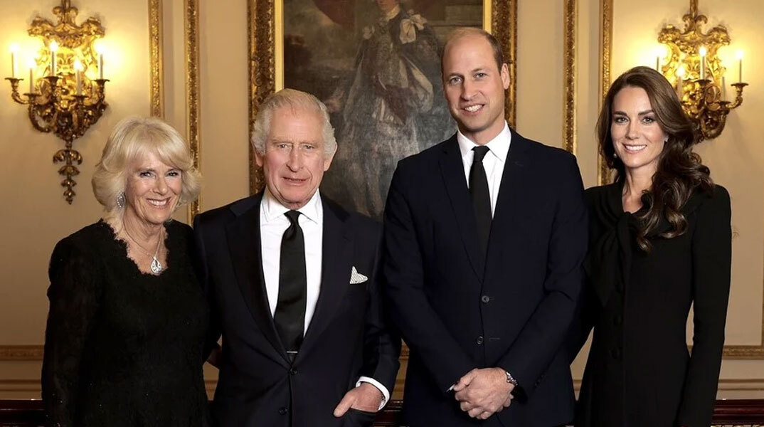 Βασιλιάς Κάρολος, Καμίλα, πρίγκιπας Ουίλιαμ και Κέιτ Μίντλετον στο νέο βασιλικό ποτρέτο
