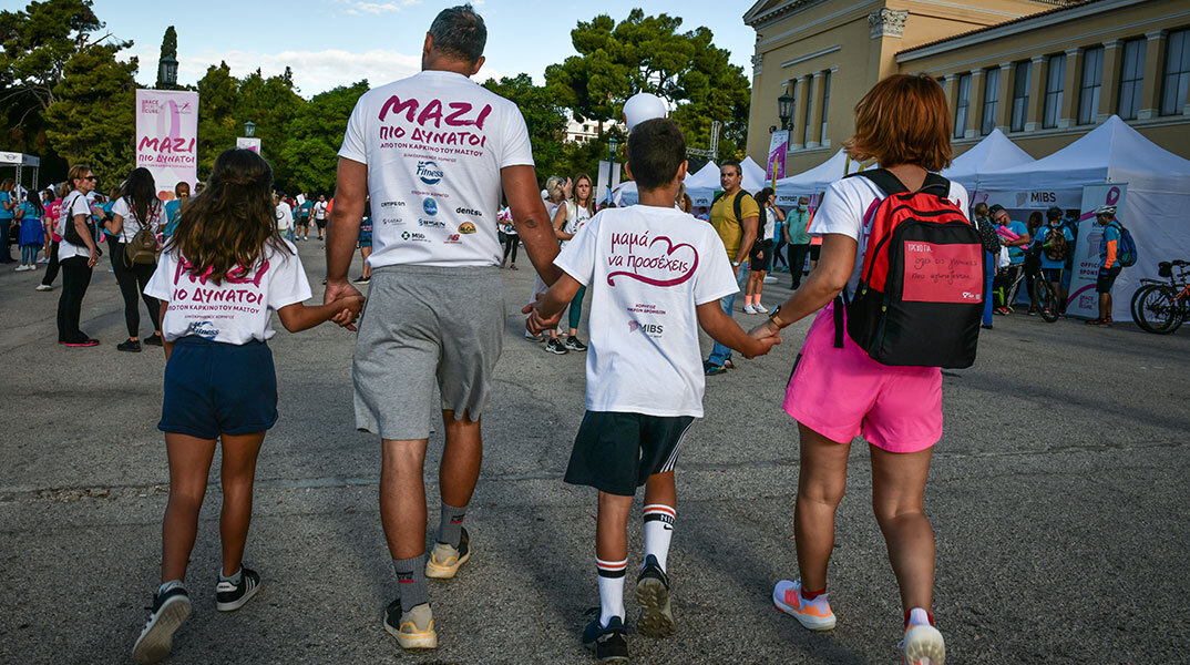 Οικογένεια συμμετέχει στο 14o Greece Race for the Cure στην Αθήνα